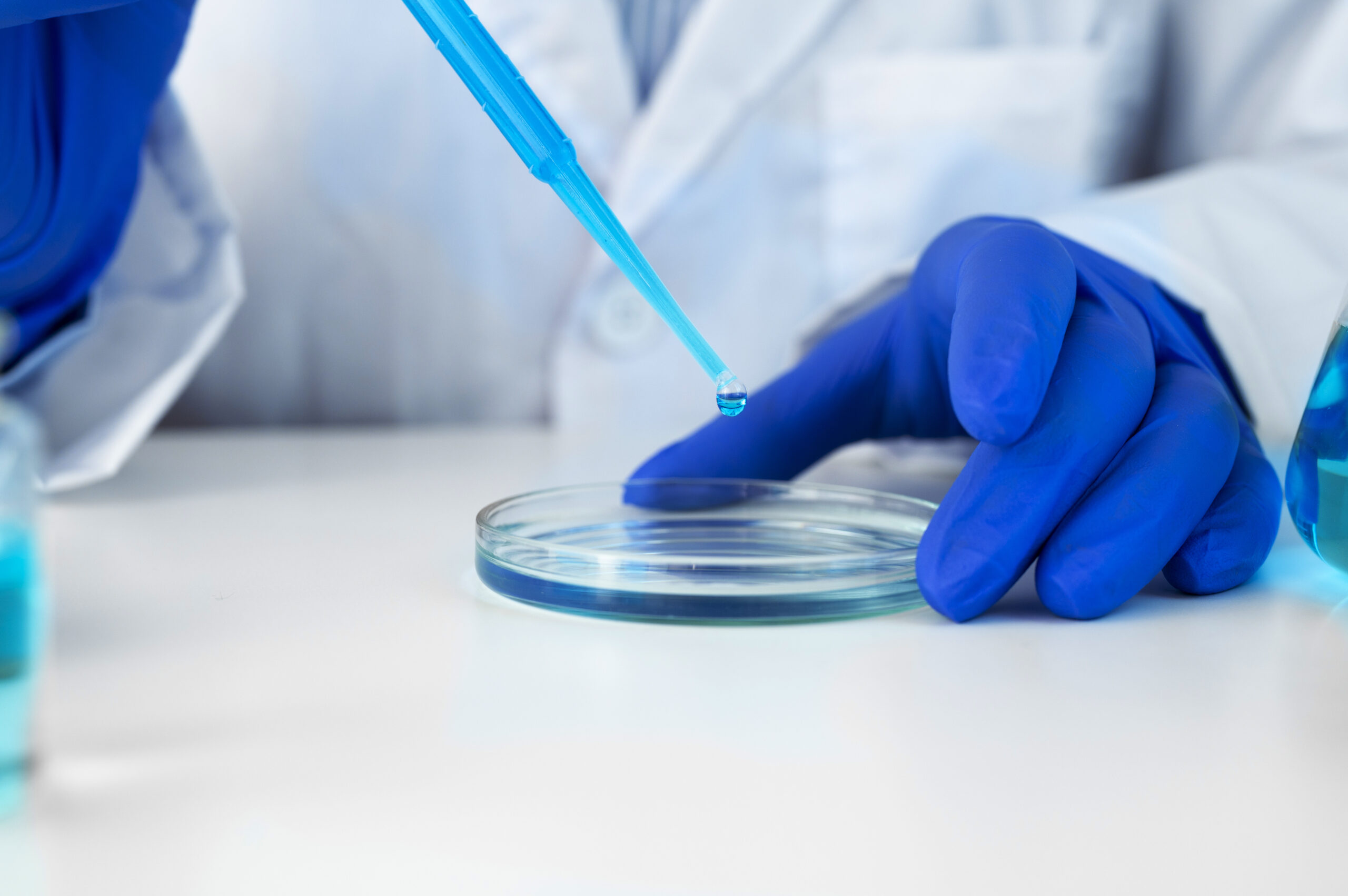 Cientista SCALP em laboratório a desenvolver produtos químicos à medida